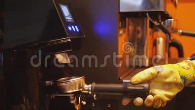 男人或女人<strong>咖啡</strong>师`双手戴着黄色手套，用现代<strong>咖啡机</strong>在现代<strong>咖啡机</strong>里<strong>磨咖啡豆</strong>